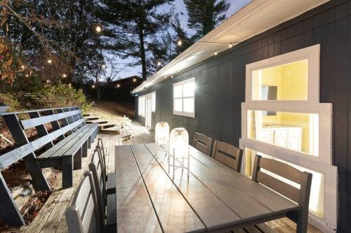 HotTub, FirePit, Pets, Pool Table, Outdoor Dining in Naples (NC)