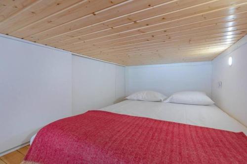 Tiny retreat in Lisbon - image 4