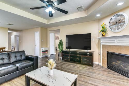 4 Mi to Airport Home in Houston with Yard! in Houston, USA