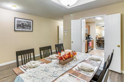 4 Mi to Airport Home in Houston with Yard! in Houston, USA