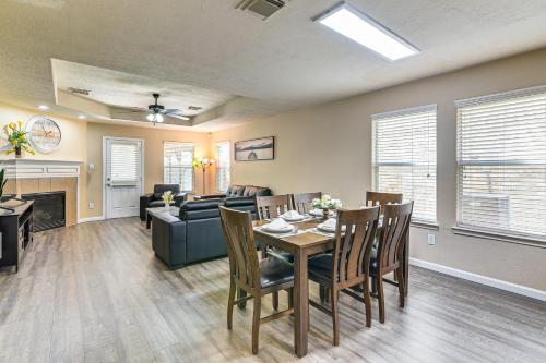 4 Mi to Airport Home in Houston with Yard! in Houston, USA