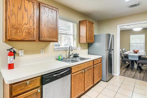 4 Mi to Airport Home in Houston with Yard! in Houston, USA