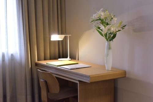 Dazzler by Wyndham Asuncion Dazzler Asunción is perfectly located for both business and leisure guests in Asuncion. The property offers guests a range of services and amenities designed to provide comfort and convenience. Servi