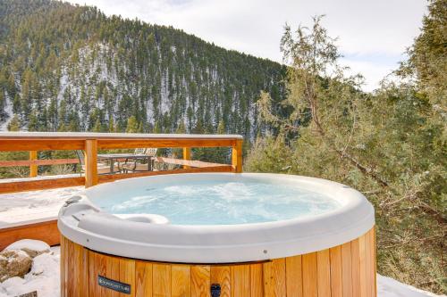 XC SkiandSnowshoe InandOut Secluded Cabin with Hot Tub! in Livingston, USA
