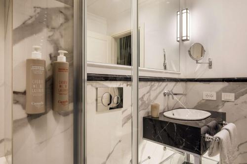 Hotel Canada - image 8