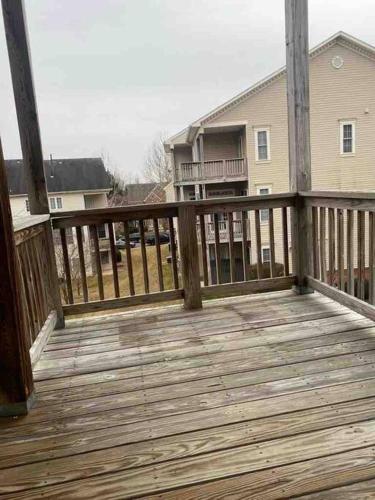 Sunny townhouse 3 bedroom walk to shops thumb 2