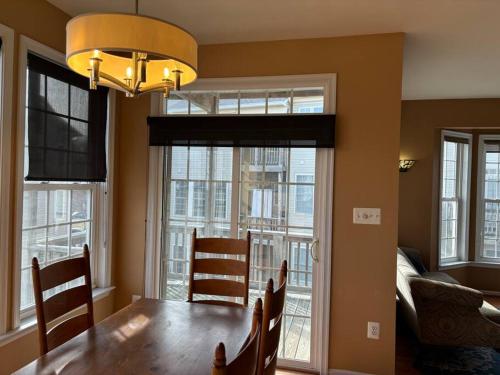 บริการและสิ่งอำนวยความสะดวก, Sunny townhouse 3 bedroom walk to shops in ลอเรล (MD)