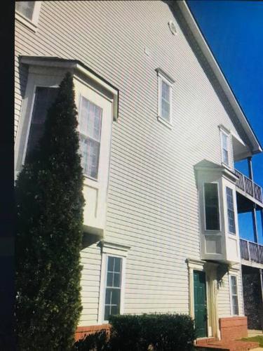 Sunny townhouse 3 bedroom walk to shops in Laurel, USA