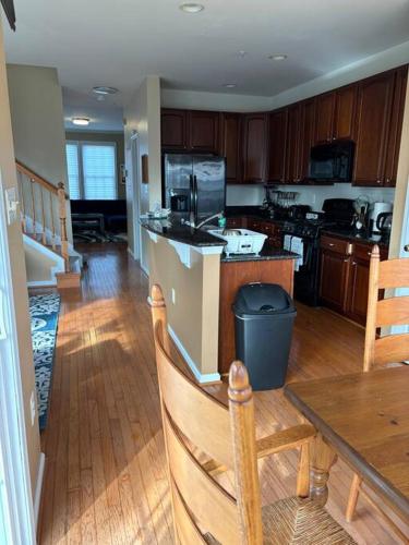 ห้องครัว, Sunny townhouse 3 bedroom walk to shops in ลอเรล (MD)