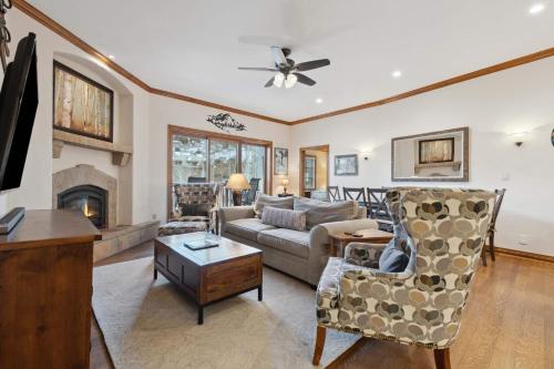 Three-Bedroom Apartment with Mountain View