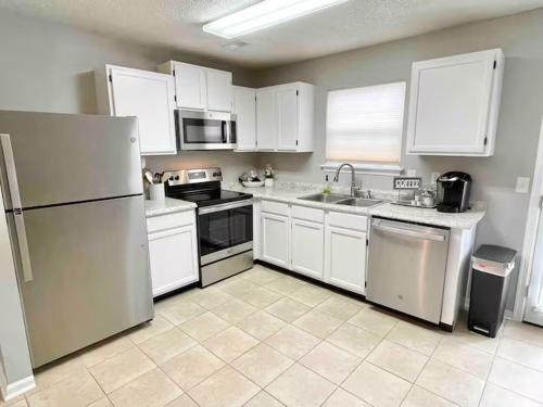 Modern Comfort in Convenient Location in Newport News, USA