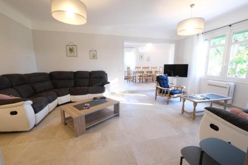 vacation rental with pool and poolhouse close to arles in moulès- sleeps 8 - image 2