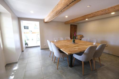 beautiful provencal mas with pool in barbentane, close to avignon, sleeps 8. in 巴邦塔納