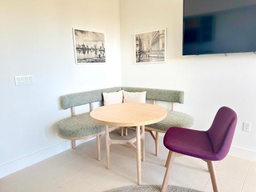 Stylish One Bedroom steps from Kaseya Center & Port of Miami in Miami, USA