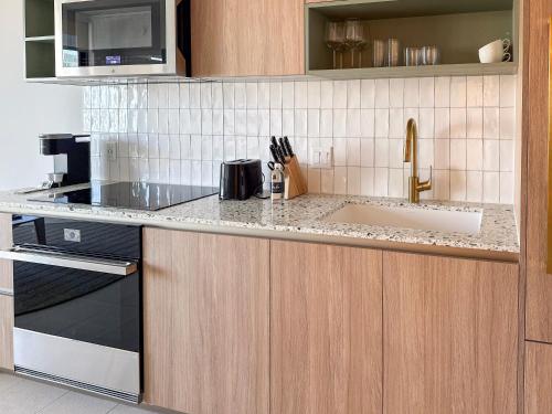 Stylish One Bedroom steps from Kaseya Center & Port of Miami in Miami, USA