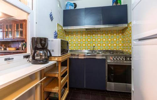  2 Bedroom Cozy Apartment In San Massimo in San Massimo