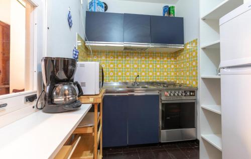 Konyha, 2 Bedroom Cozy Apartment In San Massimo in San Massimo