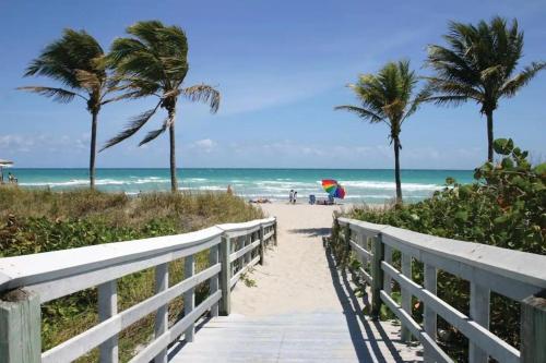 Winter Bliss! Pool backyard, Grill Near Miami Fun in Dania Beach, USA
