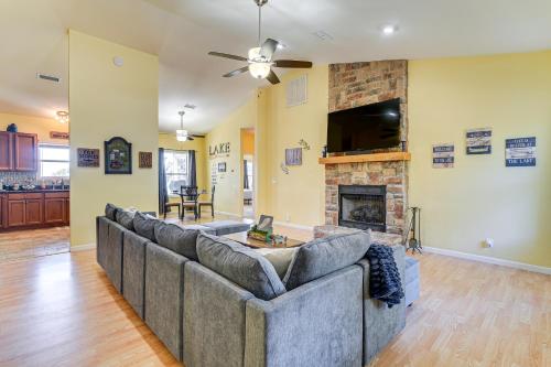 half Mi to Toledo Bend Lake Water-View Retreat in Alliance, USA