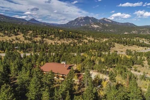 H7 at Hope Mountain -- 6-Bedroom Retreat Home at Allenspark Colorado home in Allenspark, USA