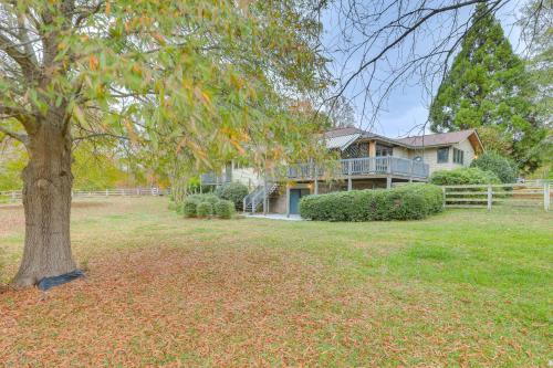 Great for Groups! Farmhouse in Jordan Lake Area