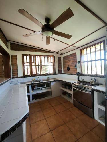 virtuve, Hideout Surf House in El Guineote