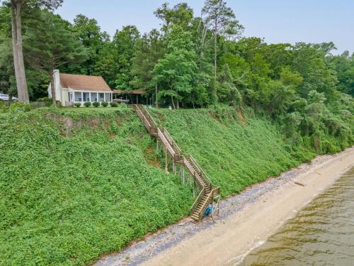 Riverfront Oasis Kayaks, Private Beach, & More