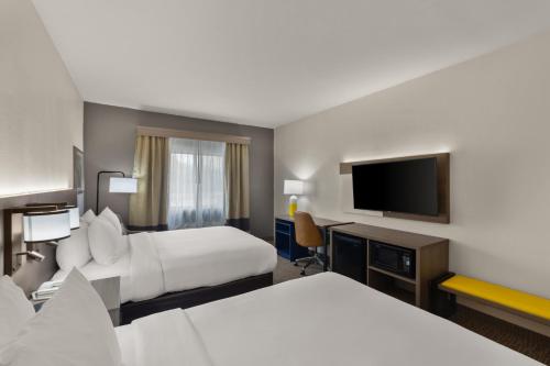 Queen Room with Two Queen Beds image 3