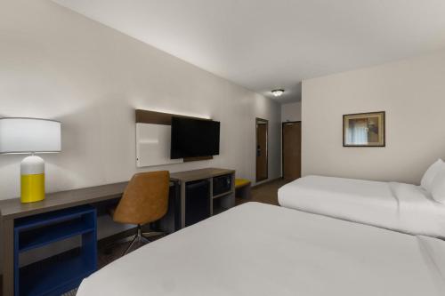 Queen Room with Two Queen Beds image 2