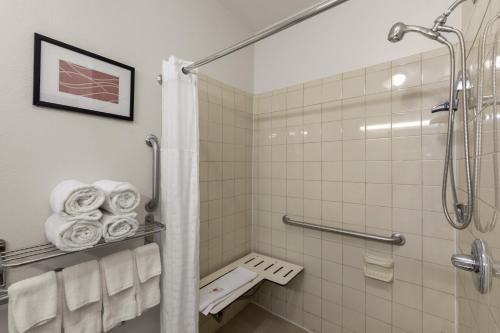 Queen Room - Accessible/Nonsmoking image 2
