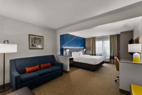 King Suite with Sofa Bed - Non-Smoking image 2
