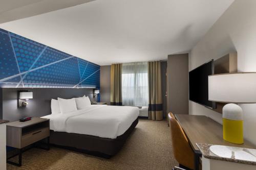 King Suite with Sofa Bed - Non-Smoking image 3