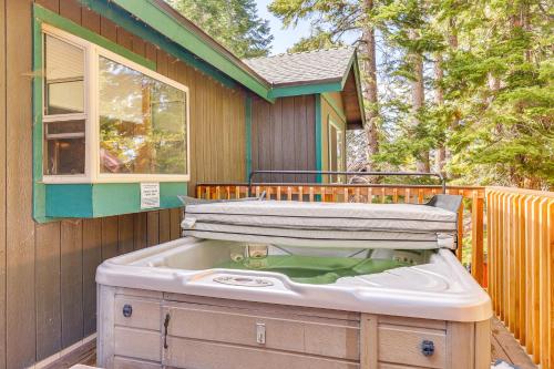 7 Mi to Beach Home with Hot Tub in South Lake Tahoe