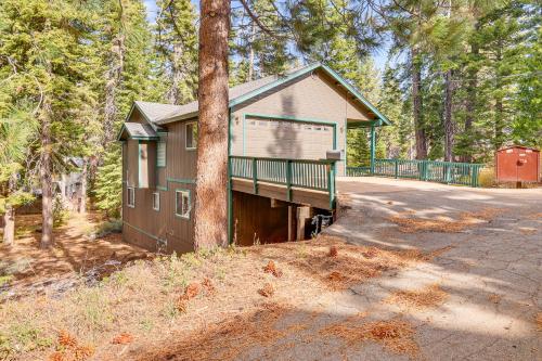 7 Mi to Beach Home with Hot Tub in South Lake Tahoe