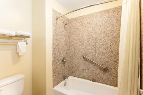 Travelodge by Wyndham Brea - image 6