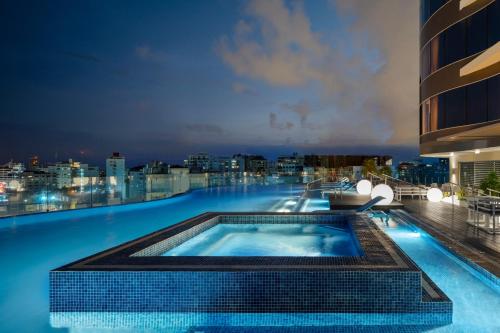 مسبح, Embassy Suites by Hilton Santo Domingo in Santo Domingo