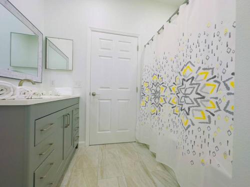 Luxury 4Bd Home Near Disney with Pool -1653 in Davenport, USA
