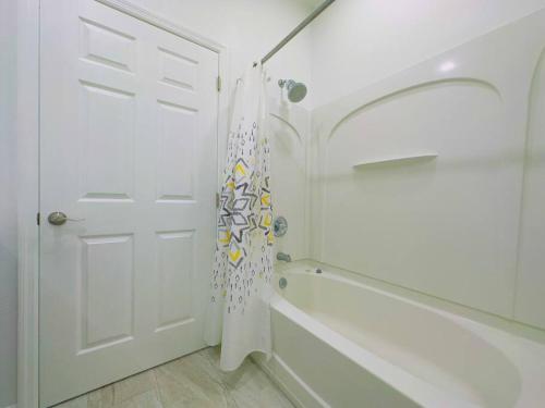 Luxury 4Bd Home Near Disney with Pool -1653 in Davenport, USA