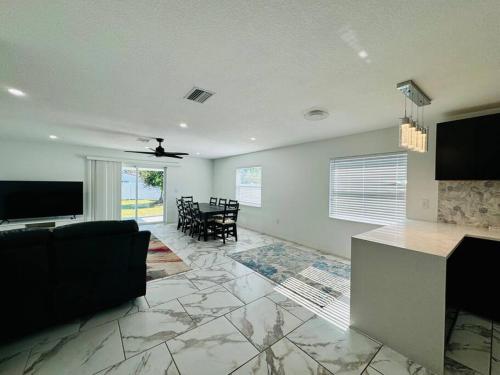 Brand New Modern Urban Oasis in Bradenton, USA