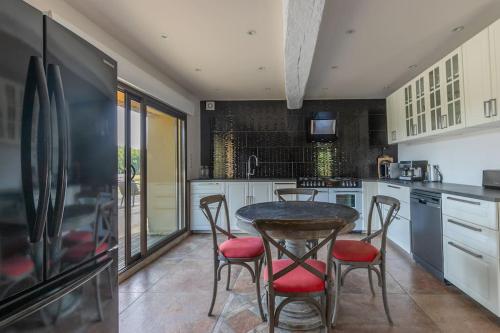 Villa avec piscine en forêt, 2H Paris, 6 Chambres (Villa avec piscine en foret, 2H Paris, 6 Chambres) in Nevī Surbaranžeona