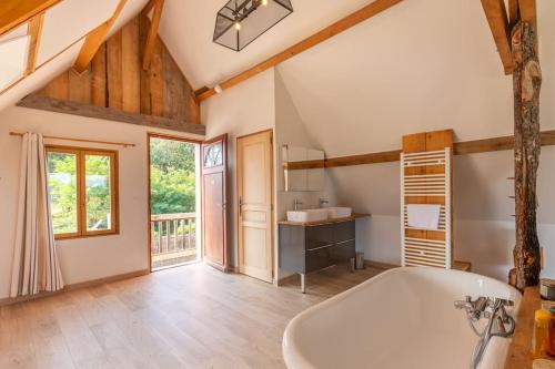 Villa avec piscine en forêt, 2H Paris, 6 Chambres (Villa avec piscine en foret, 2H Paris, 6 Chambres) in Nevī Surbaranžeona