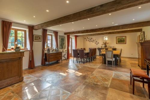 Villa avec piscine en forêt, 2H Paris, 6 Chambres (Villa avec piscine en foret, 2H Paris, 6 Chambres) in Nevī Surbaranžeona