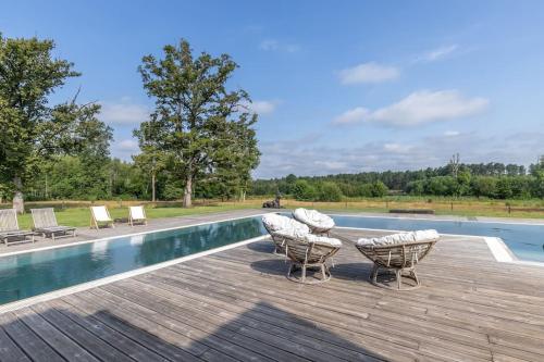 Villa avec piscine en forêt, 2H Paris, 6 Chambres (Villa avec piscine en foret, 2H Paris, 6 Chambres) in Nevī Surbaranžeona
