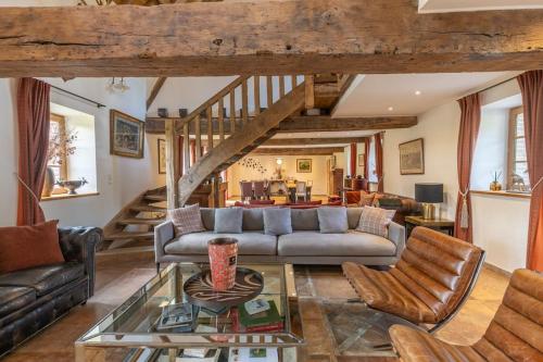 Villa avec piscine en forêt, 2H Paris, 6 Chambres (Villa avec piscine en foret, 2H Paris, 6 Chambres) in Nevī Surbaranžeona