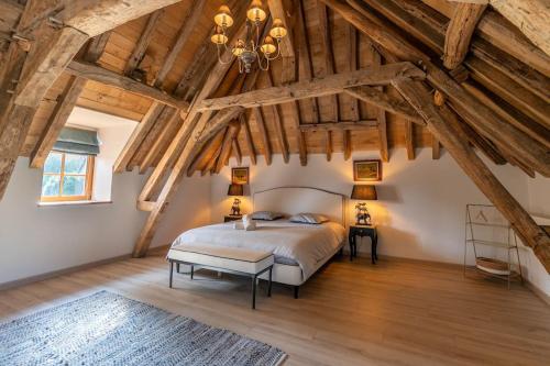 Villa avec piscine en forêt, 2H Paris, 6 Chambres (Villa avec piscine en foret, 2H Paris, 6 Chambres) in Nevī Surbaranžeona