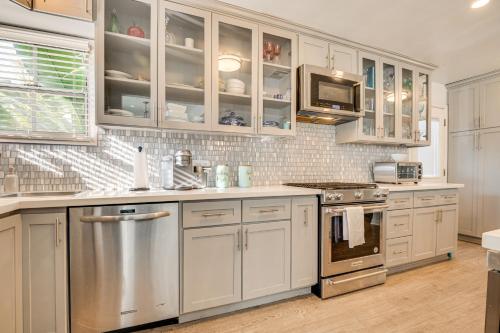 4 Mi to Beach Chic Los Angles Home with Patio! in Los Angeles, USA