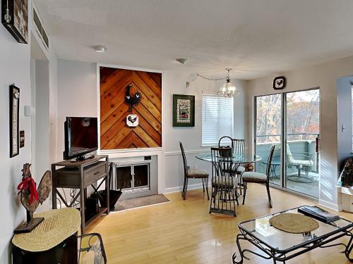 A Tennessee Joy, 1 Bedroom, Indoor Pool, WiFi, Fireplace, Sleeps 2 in Gatlinburg, USA