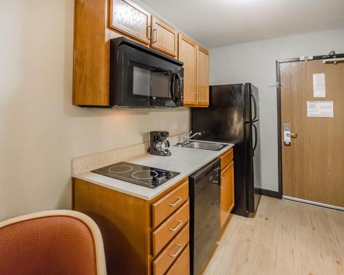 廚房, Suburban Studios Clarksville-Louisville North in 克拉克斯維爾