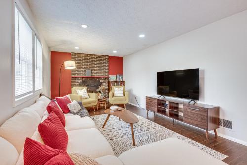 Spacious Home 2 Mi to Inniswood Metro Gardens! in Westerville, USA