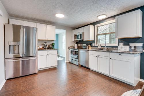 Spacious Home 2 Mi to Inniswood Metro Gardens! in Westerville, USA